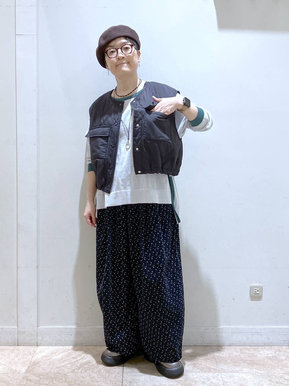 ブルー系のその他パンツ、その他のベスト、その他のその他シューズを着用したレディースの秋コーディネートの4枚目の写真