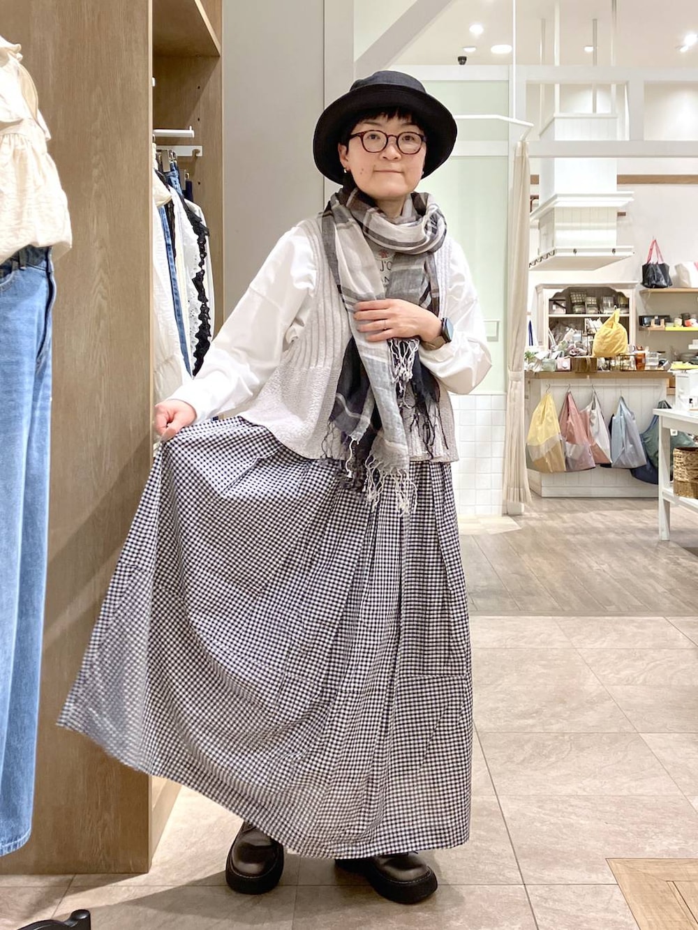 その他のその他シューズ、その他のTシャツ/カットソー、ブラック系のスカートを着用したレディースの春コーディネートの5枚目の写真