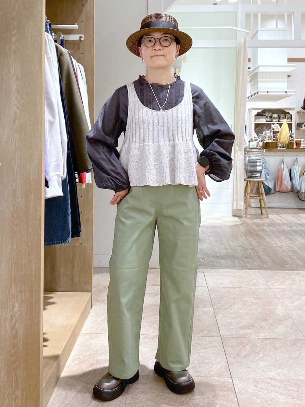 その他のその他シューズ、グリーン系のその他パンツ、その他のシャツ/ブラウスを着用したレディースの春コーディネートの2枚目の写真