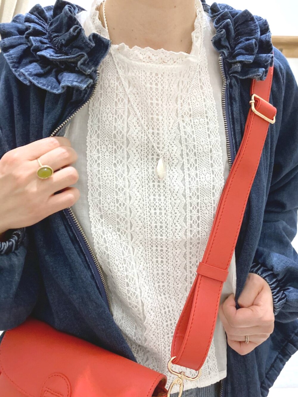 ブルー系のブルゾン、ブルー系のデニムパンツ、ホワイト系のシャツ/ブラウスを着用したレディースの冬コーディネートの4枚目の写真