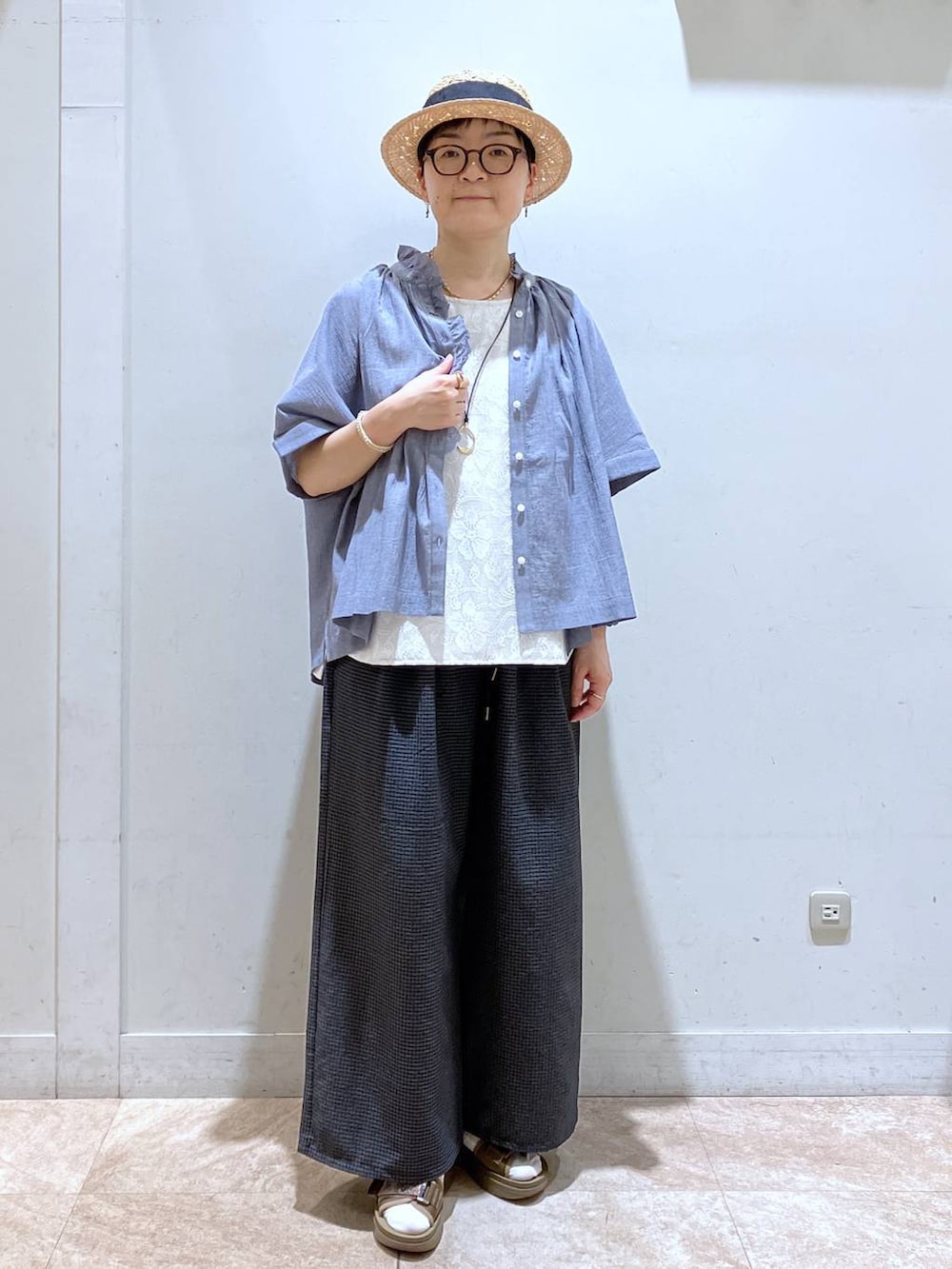 ブルー系のシャツ/ブラウス、その他のサンダル、その他のその他パンツを着用したレディースの夏コーディネートの2枚目の写真