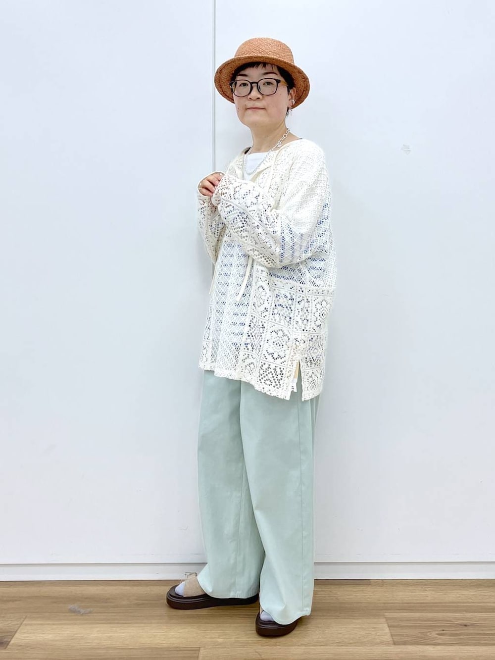 ブラック系のタンクトップ、ブルー系のTシャツ/カットソー、ベージュ系のサンダルを着用したレディースの春コーディネートの3枚目の写真