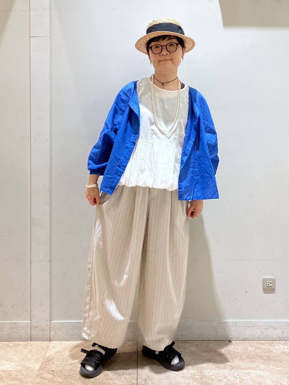ブラック系のタンクトップ、その他のその他パンツ、ブルー系のシャツ/ブラウスを着用したレディースの春コーディネートの4枚目の写真