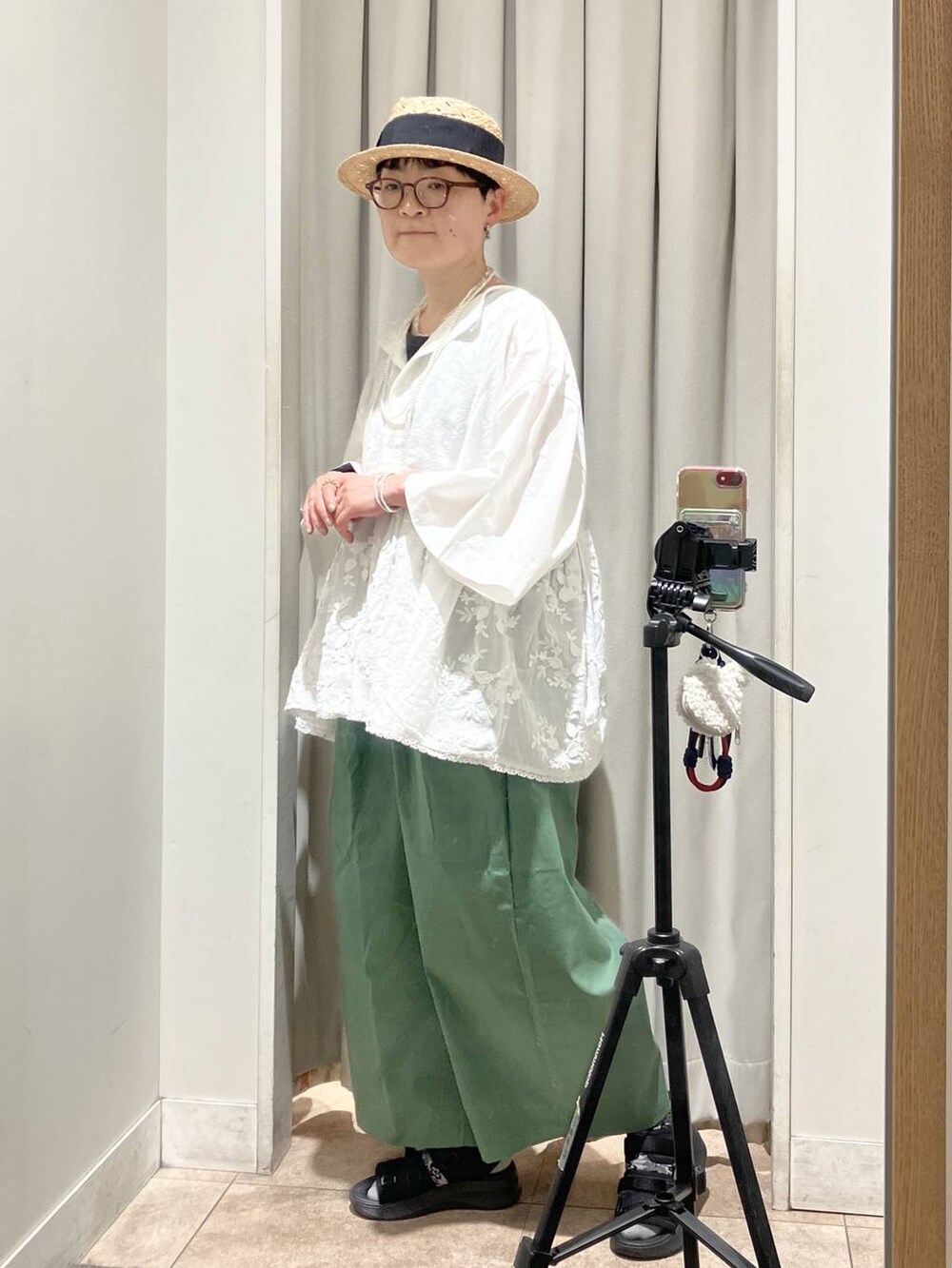 ホワイト系のシャツ/ブラウス、その他のタンクトップ、ホワイト系のネックレスを着用したレディースの春コーディネートの5枚目の写真