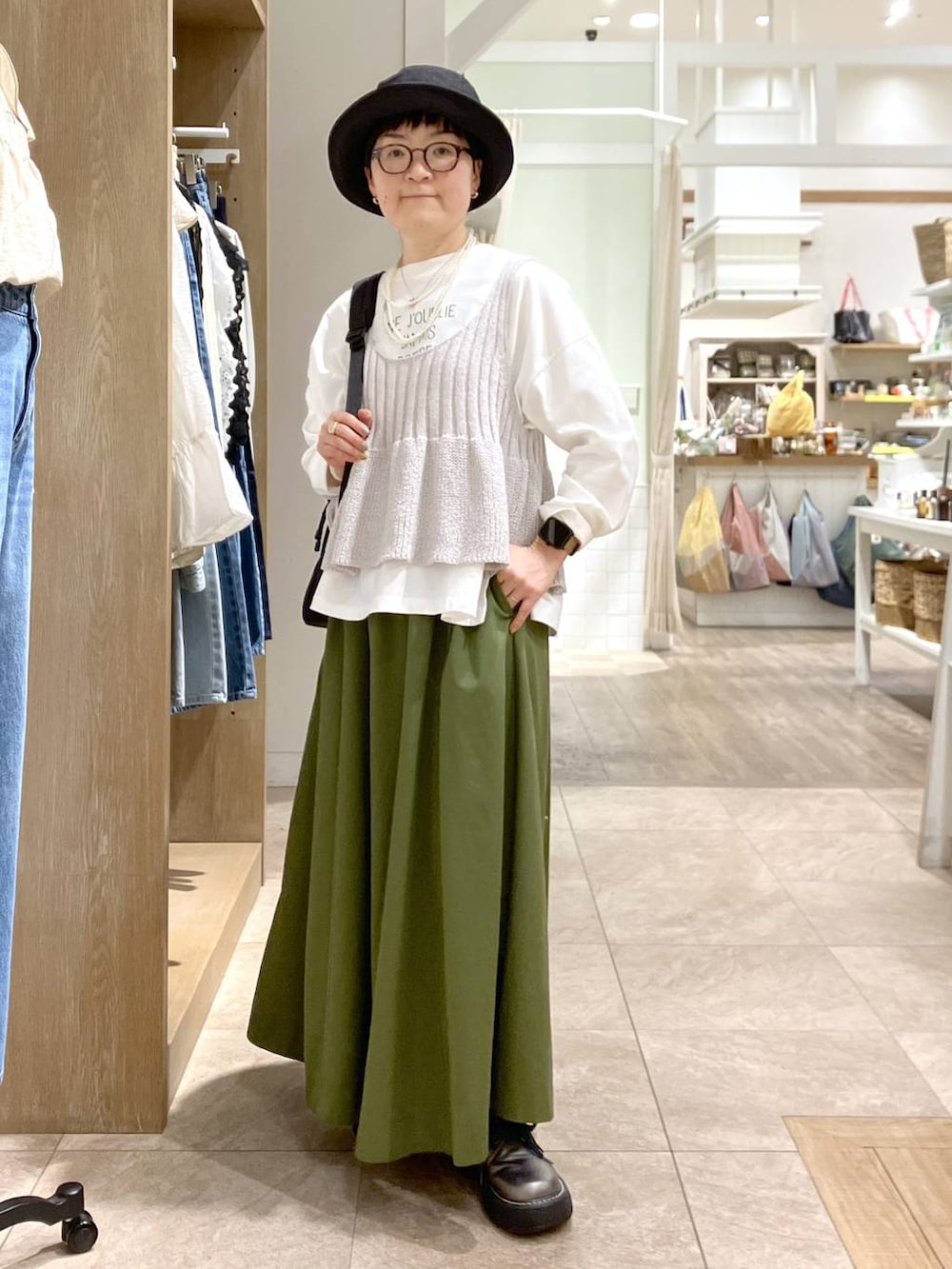 その他のその他シューズ、その他のTシャツ/カットソー、グレー系のベストを着用したレディースの春コーディネートの5枚目の写真