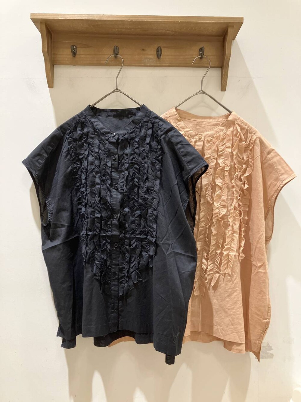 ホワイト系のサンダル、その他のその他パンツ、オレンジ系のシャツ/ブラウスを着用したレディースの夏コーディネートの5枚目の写真