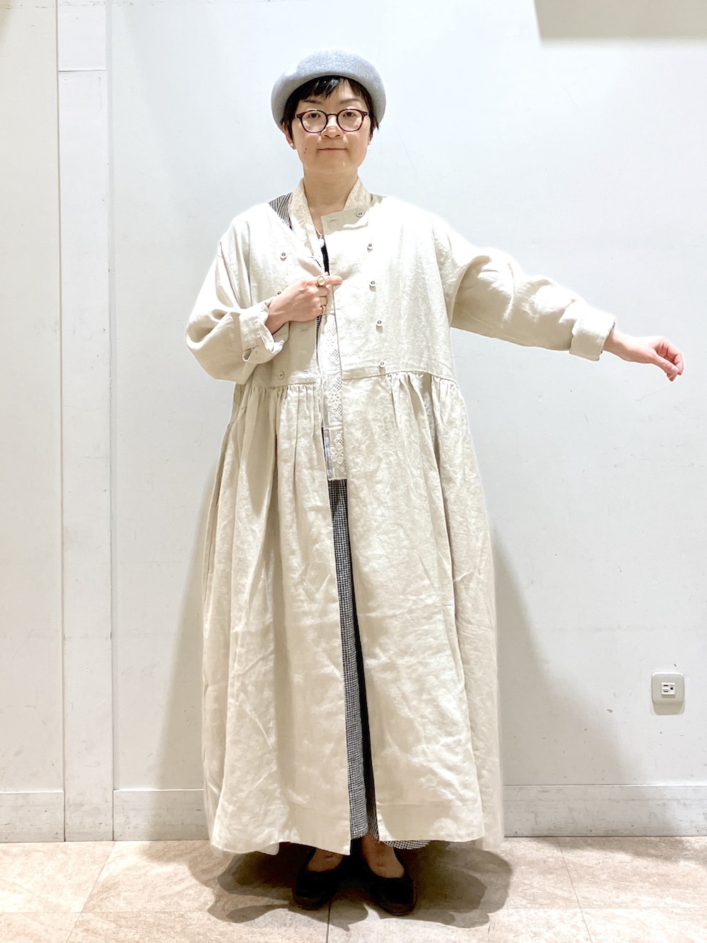 その他のジャンパースカート、ベージュ系のジャケット/アウター、グレー系のハンチング/ベレー帽を着用したレディースの冬コーディネートの3枚目の写真