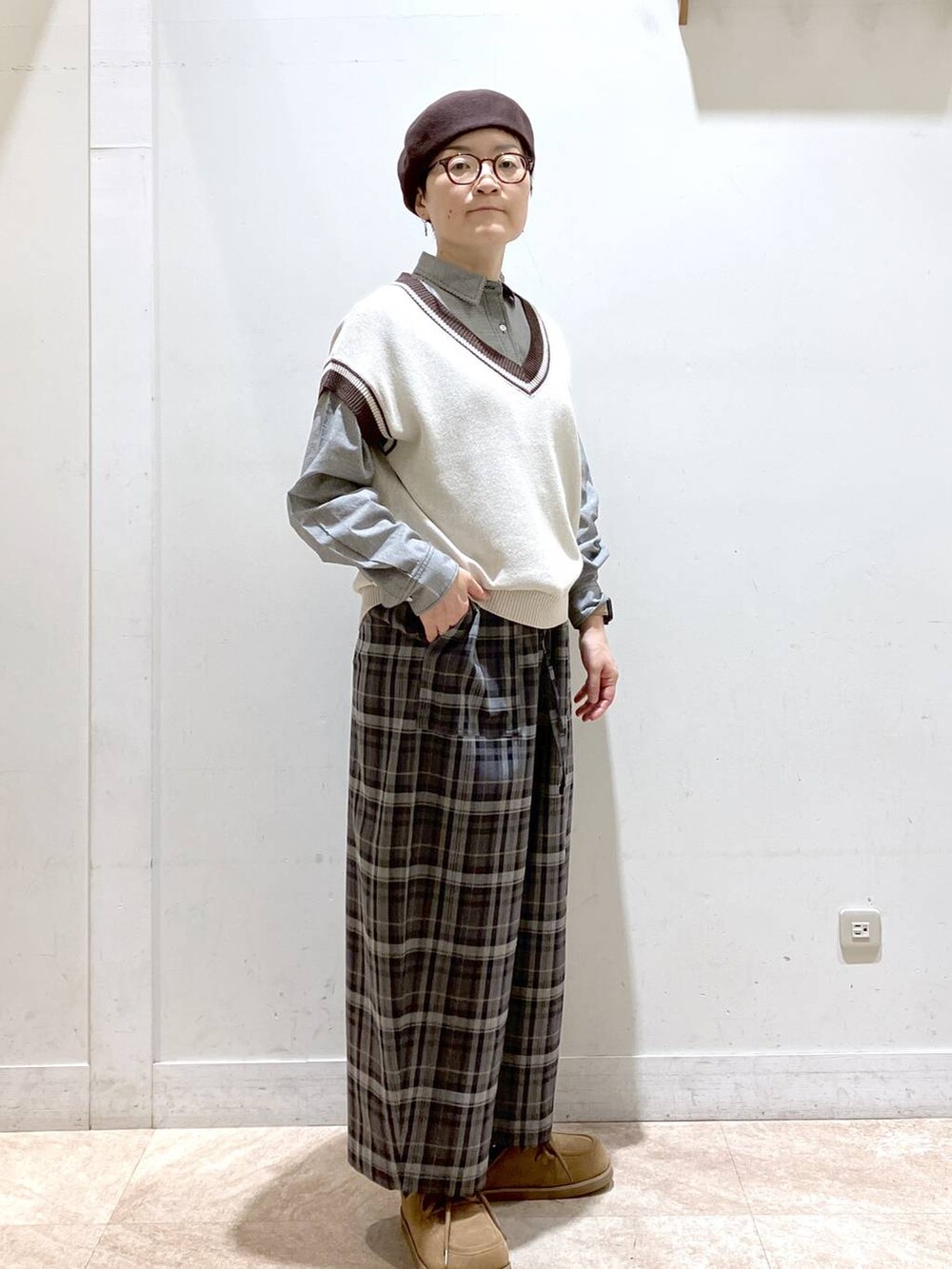 ベージュ系のニット/セーター、イエロー系のモカシン/デッキシューズ、グレー系のその他パンツを着用したレディースの秋コーディネートの5枚目の写真