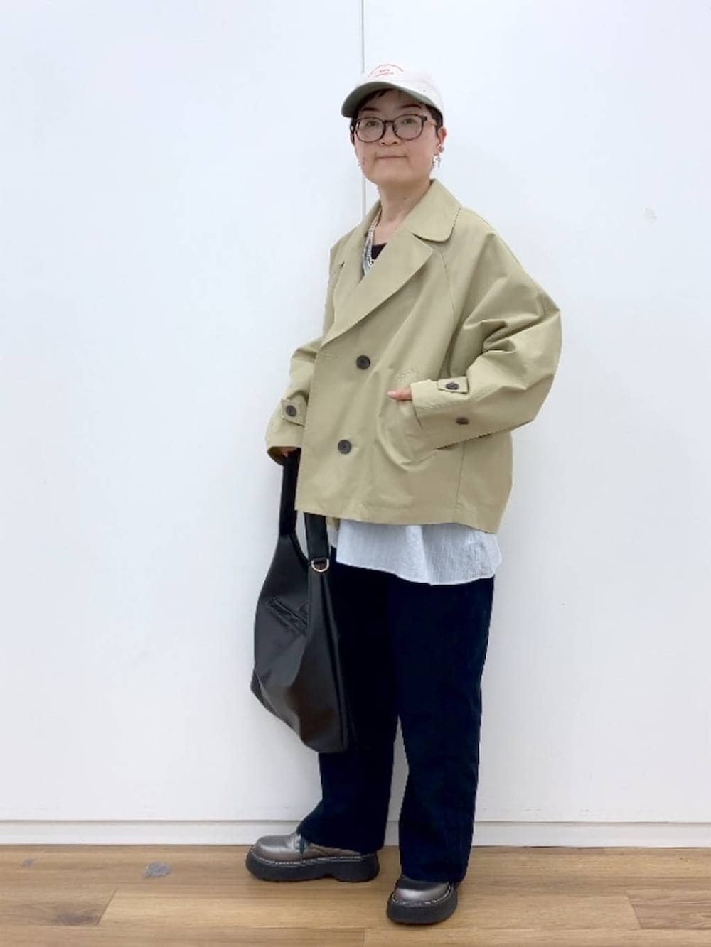 ブラック系のタンクトップ、ブルー系のシャツ/ブラウス、ブルー系のその他パンツを着用したレディースの春コーディネートの3枚目の写真