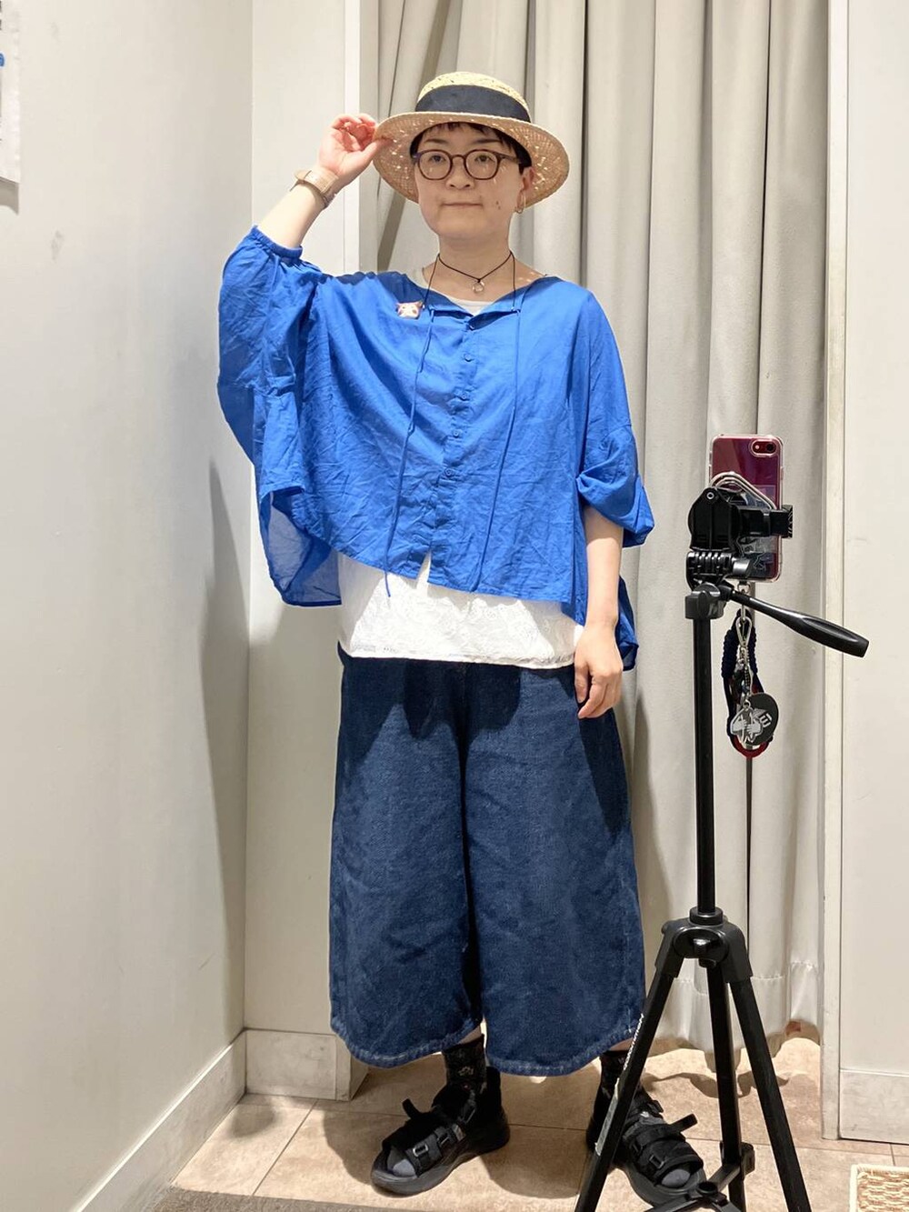 ブルー系のその他パンツ、グレー系のタンクトップ、グリーン系のトートバッグを着用したレディースの春コーディネートの6枚目の写真