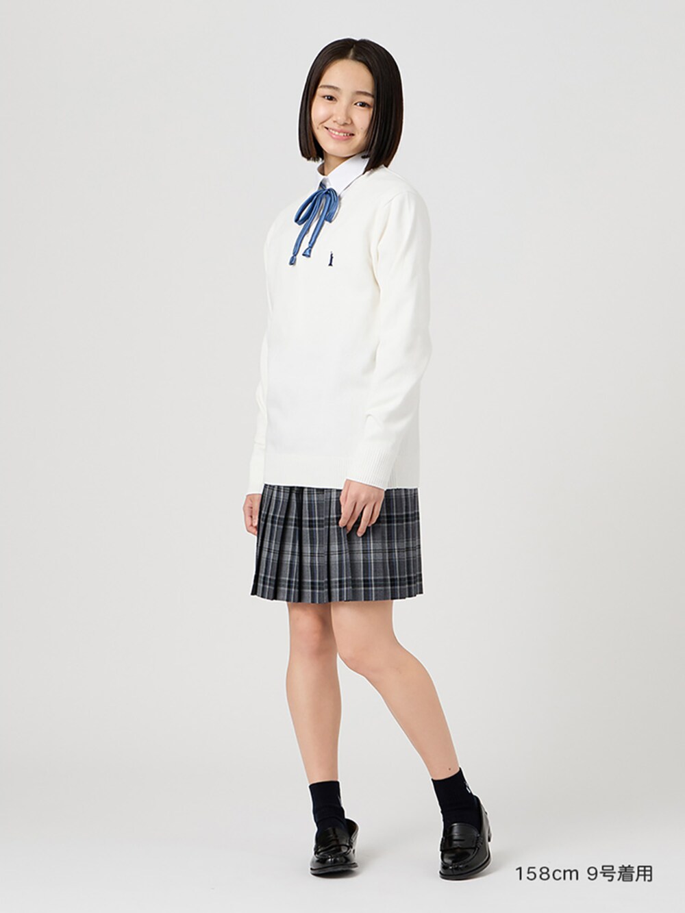 ブラック系のローファー、ホワイト系のシャツ/ブラウス、グレー系のスカートを着用したレディースの冬コーディネートの2枚目の写真