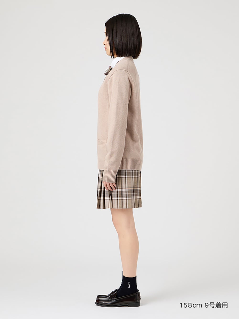 ブラウン系のローファー、ホワイト系のシャツ/ブラウス、ブラウン系のスカートを着用したレディースの冬コーディネートの3枚目の写真