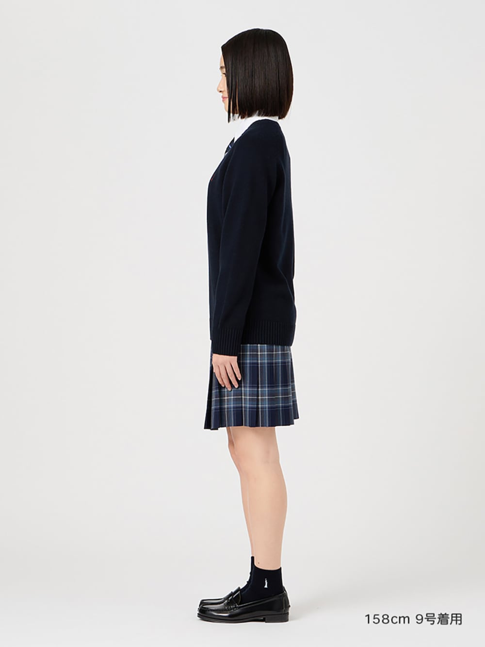 ブラック系のローファー、ホワイト系のシャツ/ブラウス、ブルー系のスカートを着用したレディースの冬コーディネートの3枚目の写真