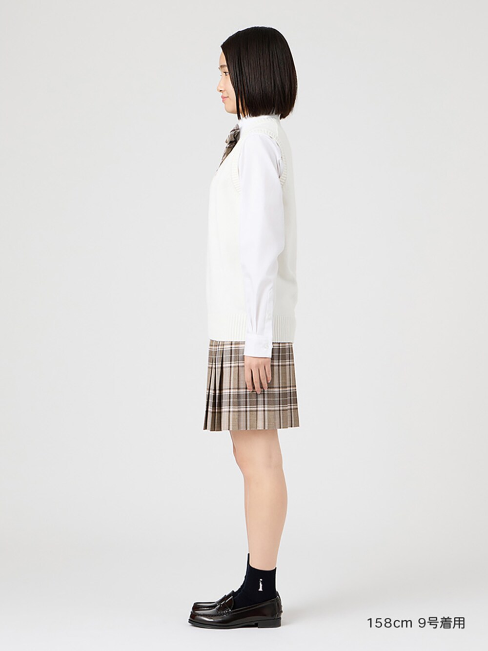 ブラウン系のローファー、ホワイト系のベスト、ホワイト系のシャツ/ブラウスを着用したレディースの冬コーディネートの3枚目の写真