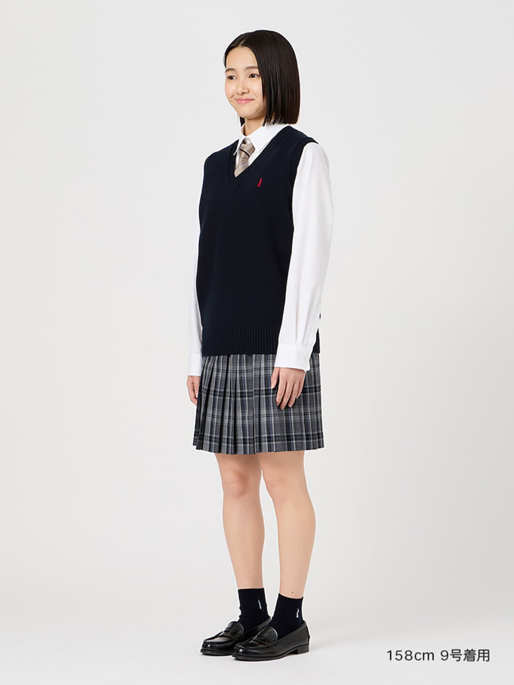 ブラック系のローファー、ホワイト系のシャツ/ブラウス、グレー系のスカートを着用したレディースの冬コーディネートの2枚目の写真