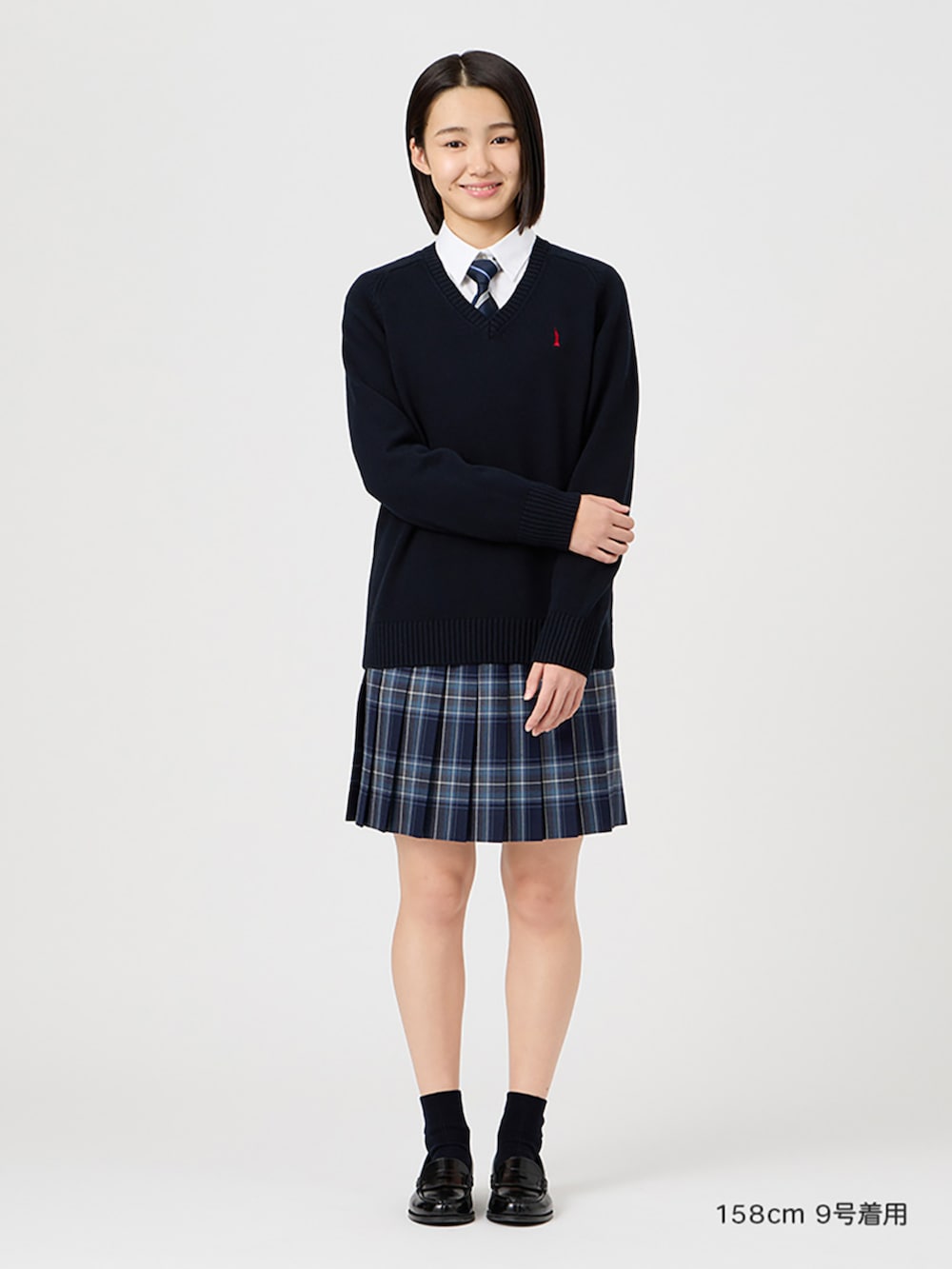 ブラック系のローファー、ホワイト系のシャツ/ブラウス、ブルー系のスカートを着用したレディースの冬コーディネートの2枚目の写真