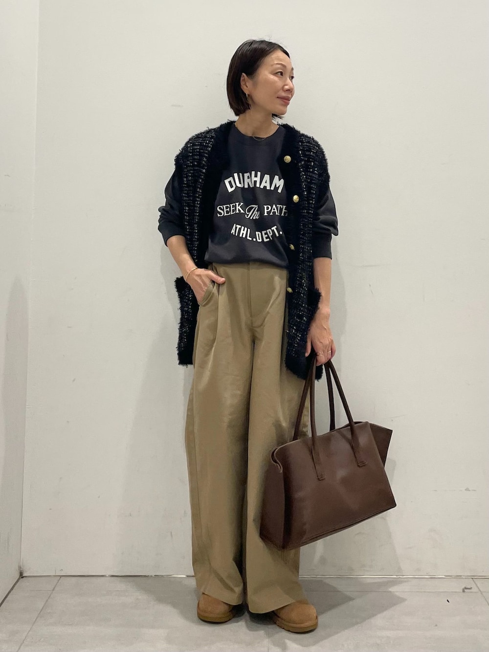 ブルー系のデニムジャケット、ベージュ系のその他パンツ、ブラック系のTシャツ/カットソーを着用したレディースの秋コーディネートの9枚目の写真
