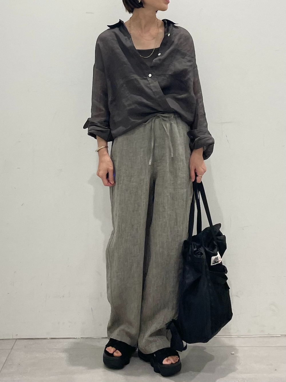 ブラウン系のその他パンツ、グレー系のシャツ/ブラウス、グレー系のシャツ/ブラウスを着用したレディースの夏コーディネートの5枚目の写真