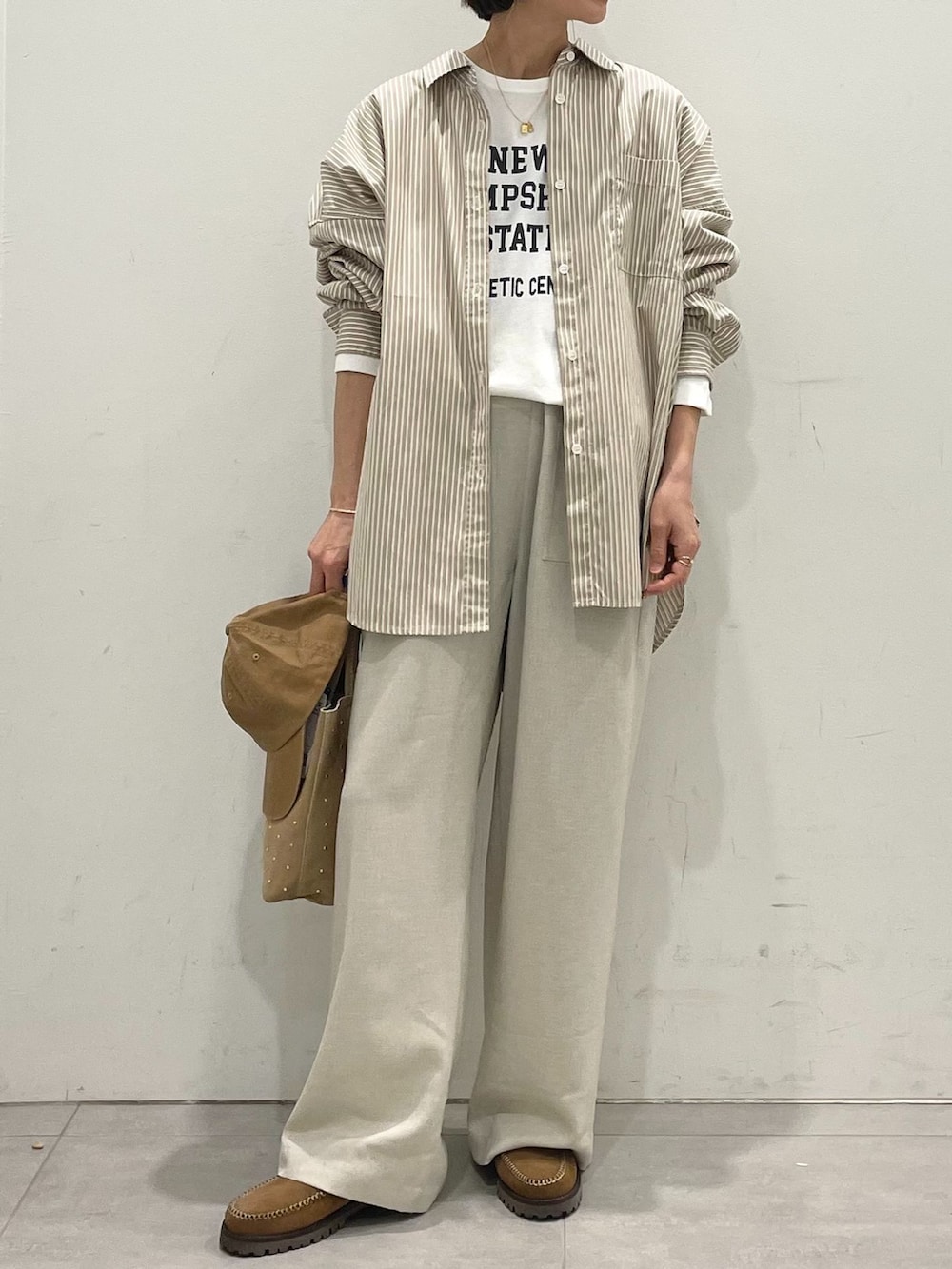 ベージュ系のその他パンツ、ベージュ系のシャツ/ブラウス、ホワイト系のTシャツ/カットソーを着用したレディースの春コーディネートの8枚目の写真
