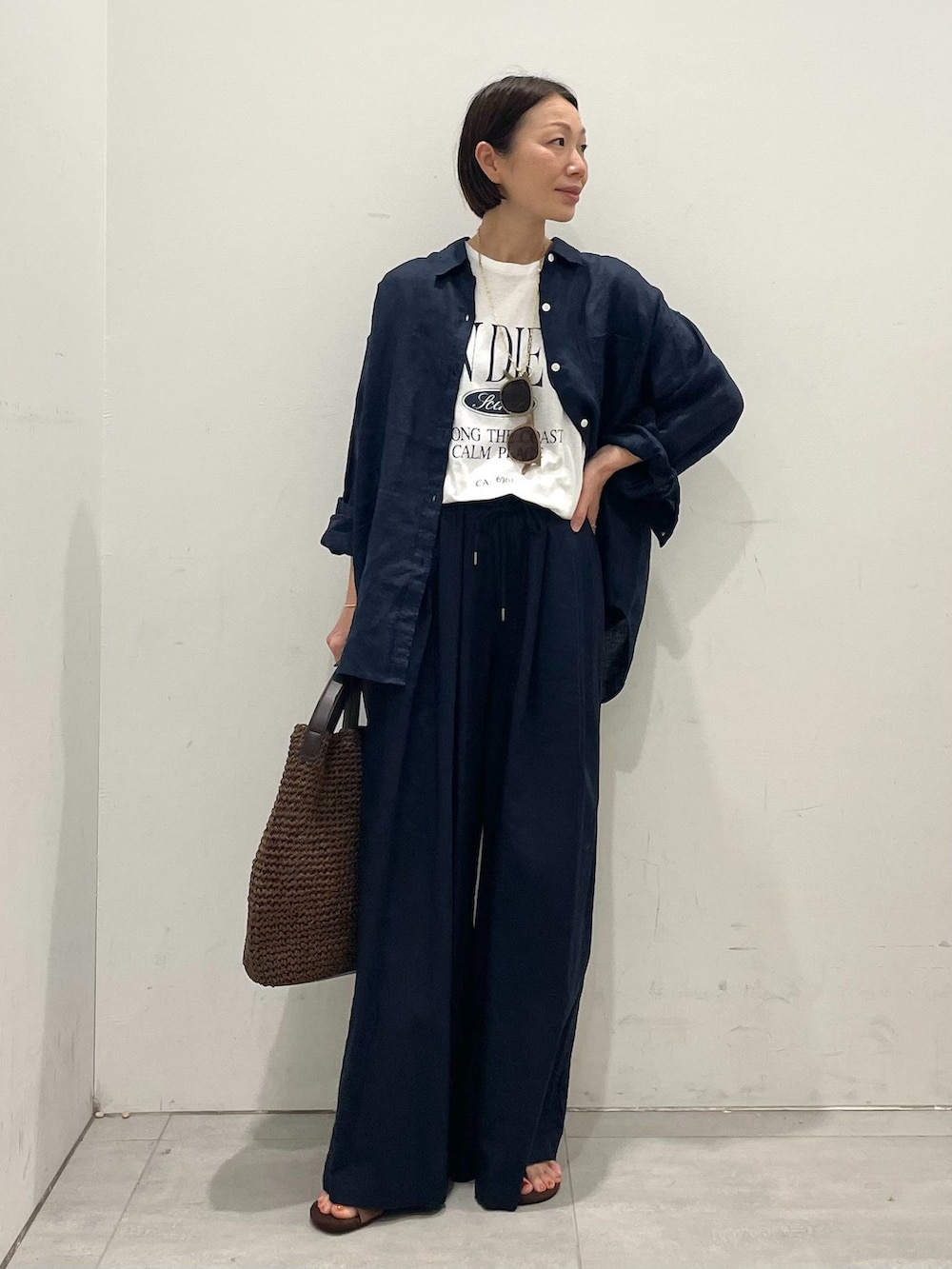 ブルー系のその他パンツ、ブルー系のシャツ/ブラウス、ホワイト系のTシャツ/カットソーを着用したレディースの春コーディネートの2枚目の写真