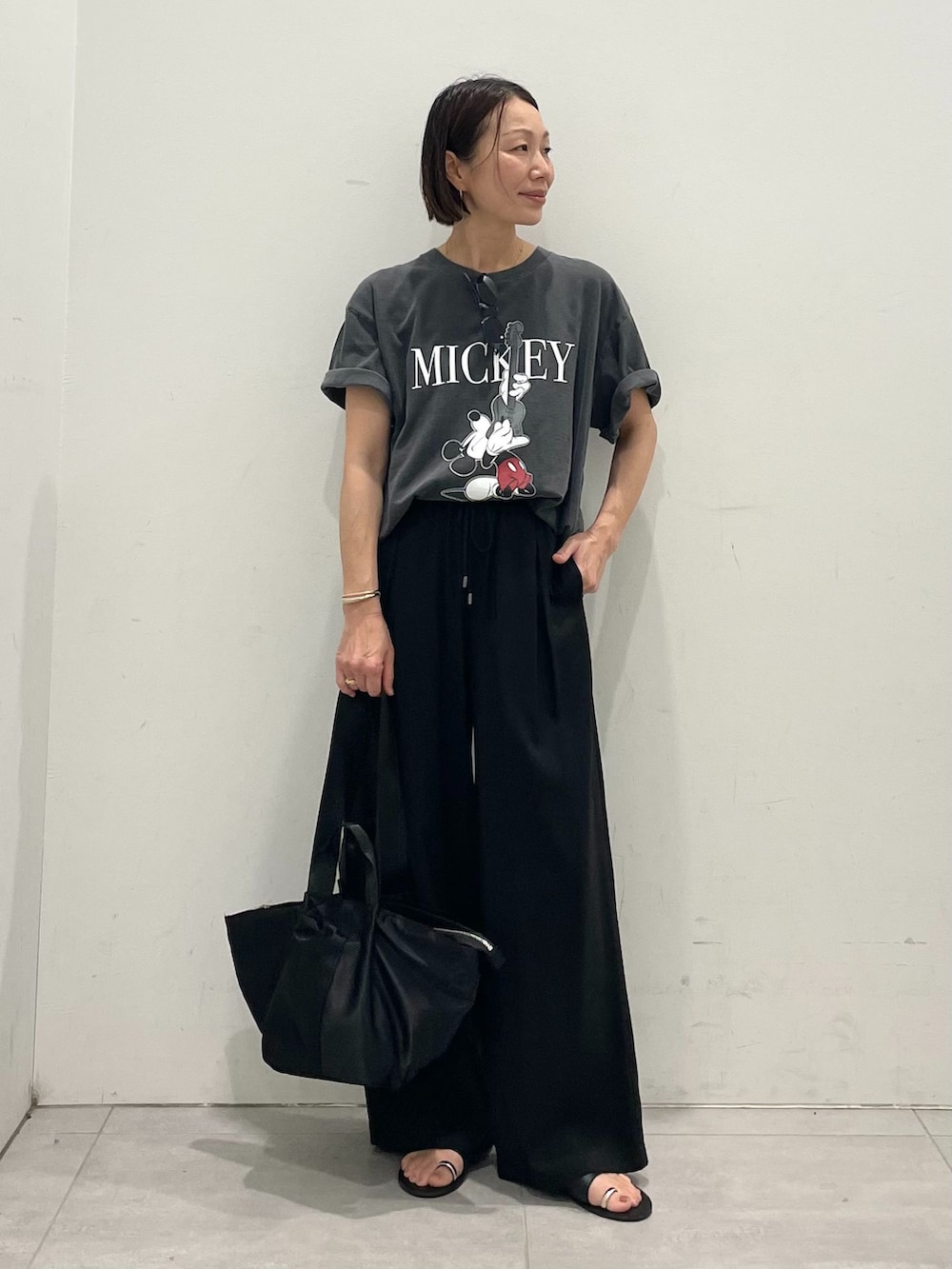 ブラック系のその他パンツ、ブラック系のTシャツ/カットソー、ブラック系のトートバッグを着用したレディースの夏コーディネートの3枚目の写真