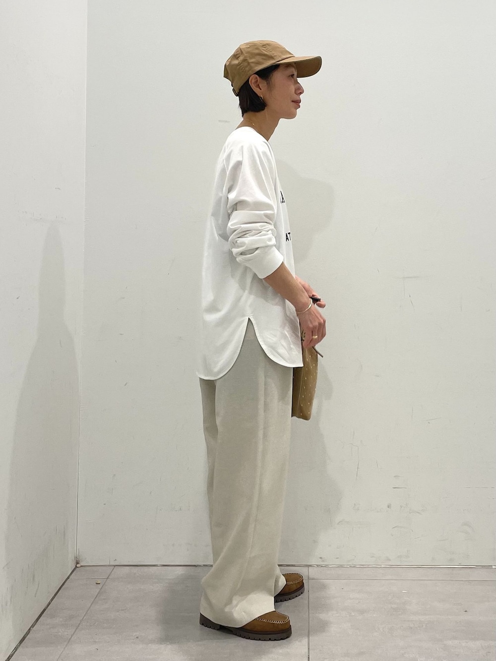 ベージュ系のその他パンツ、ベージュ系のシャツ/ブラウス、ホワイト系のTシャツ/カットソーを着用したレディースの春コーディネートの3枚目の写真