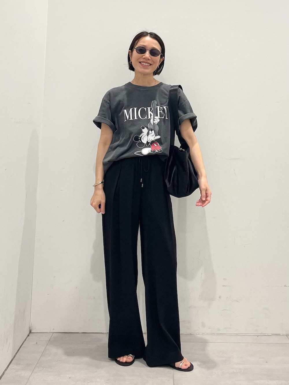 ブラック系のその他パンツ、ブラック系のTシャツ/カットソー、ブラック系のトートバッグを着用したレディースの夏コーディネートの5枚目の写真