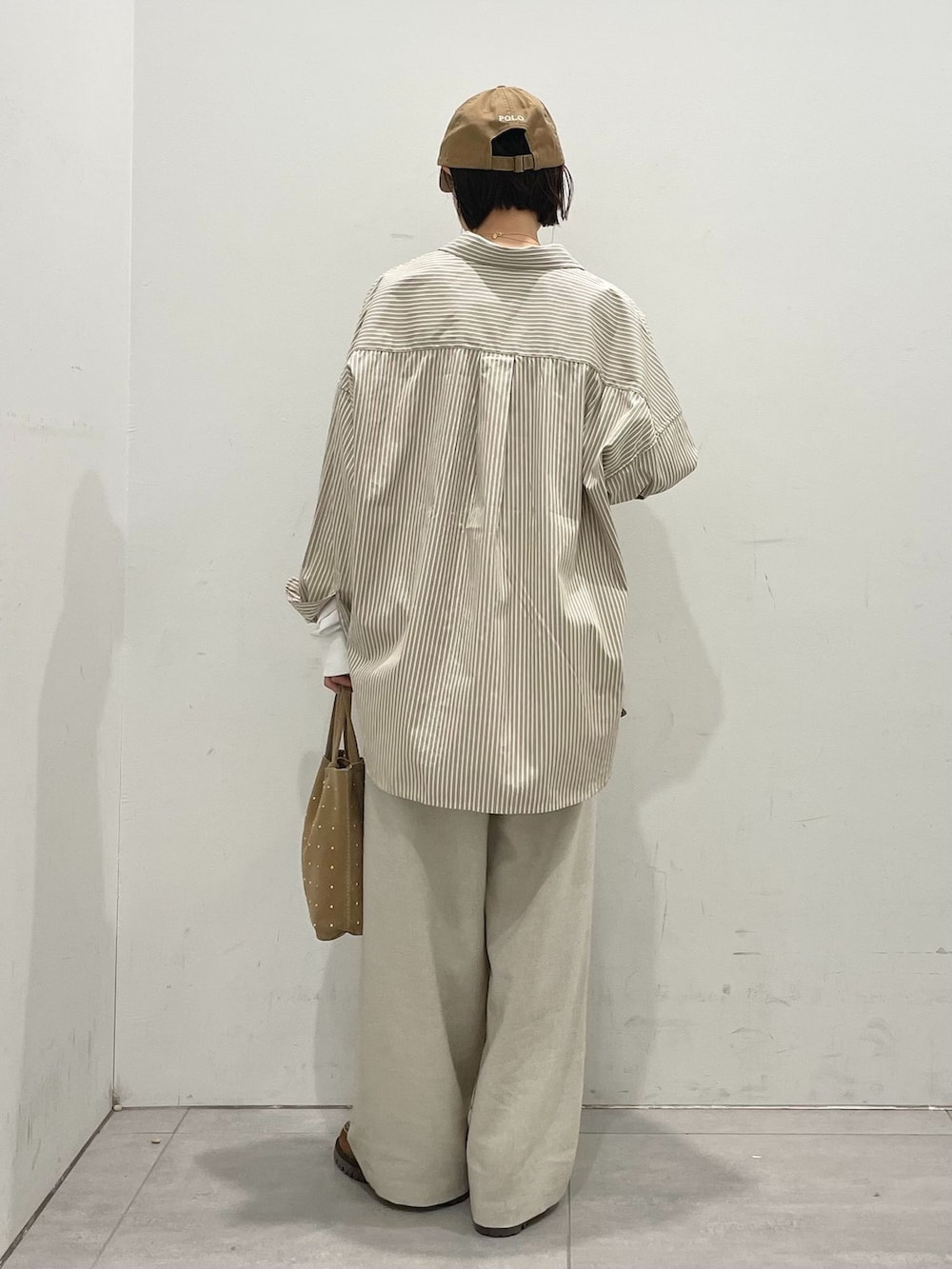 ベージュ系のその他パンツ、ベージュ系のシャツ/ブラウス、ホワイト系のTシャツ/カットソーを着用したレディースの春コーディネートの7枚目の写真