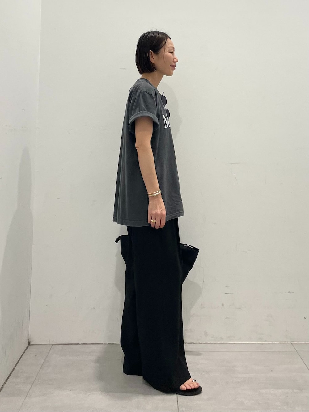 ブラック系のその他パンツ、ブラック系のTシャツ/カットソー、ブラック系のトートバッグを着用したレディースの夏コーディネートの6枚目の写真