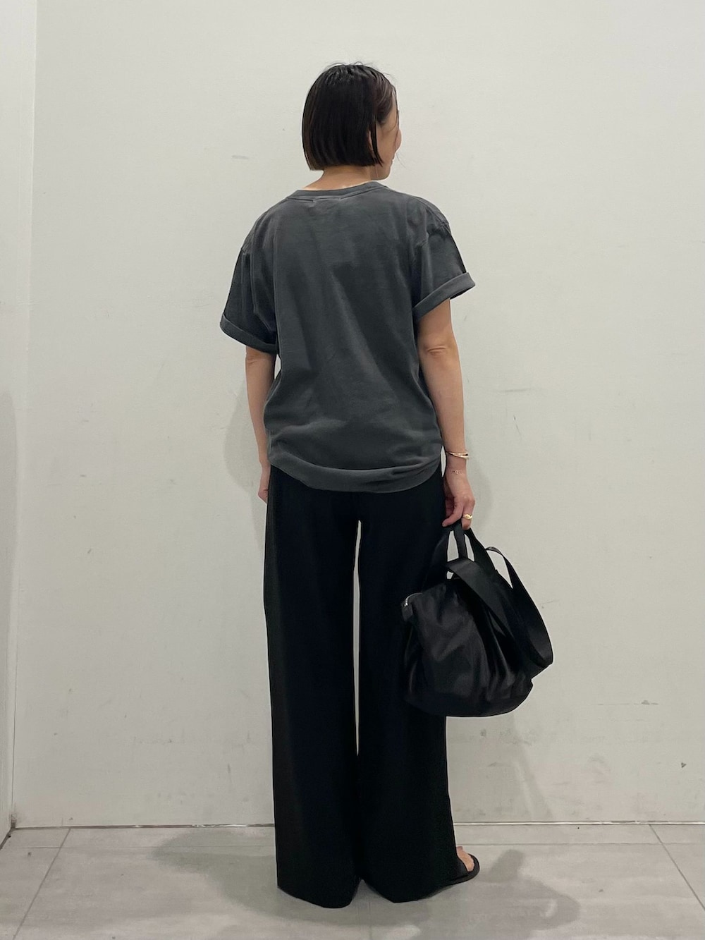 ブラック系のその他パンツ、ブラック系のTシャツ/カットソー、ブラック系のトートバッグを着用したレディースの夏コーディネートの7枚目の写真