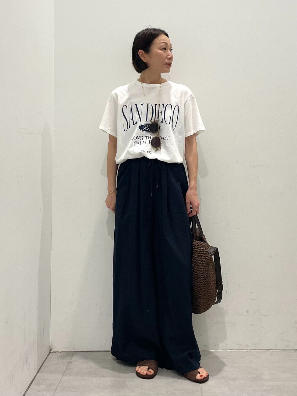 ブルー系のその他パンツ、ブルー系のシャツ/ブラウス、ホワイト系のTシャツ/カットソーを着用したレディースの春コーディネートの7枚目の写真