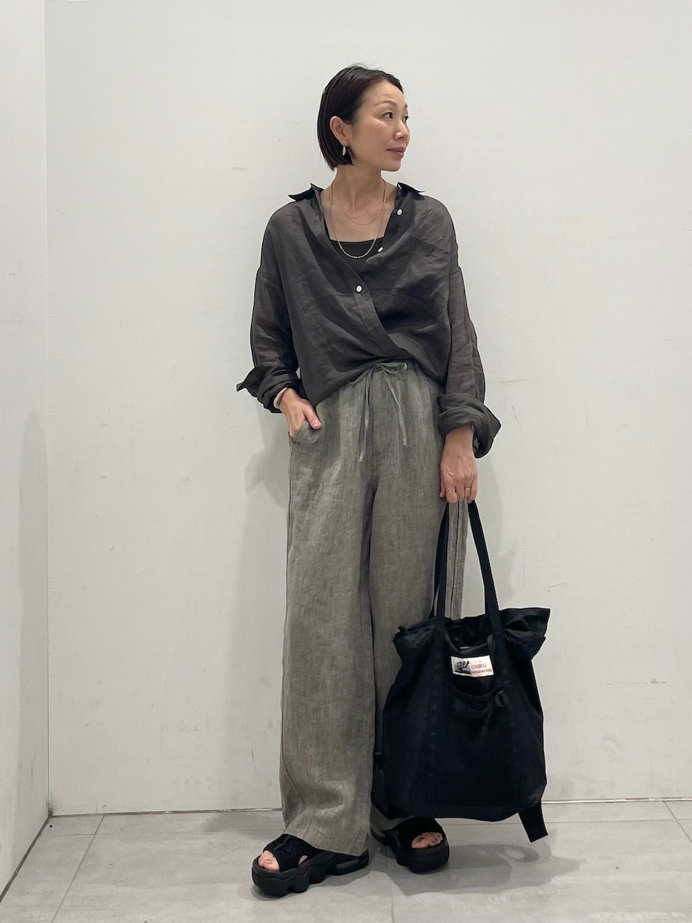 ブラウン系のその他パンツ、グレー系のシャツ/ブラウス、グレー系のシャツ/ブラウスを着用したレディースの夏コーディネートの3枚目の写真