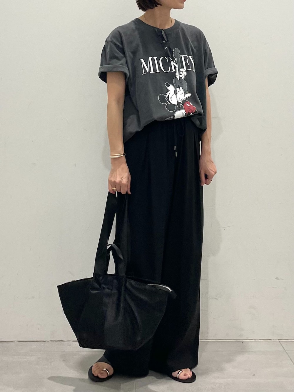ブラック系のその他パンツ、ブラック系のTシャツ/カットソー、ブラック系のトートバッグを着用したレディースの夏コーディネートの9枚目の写真