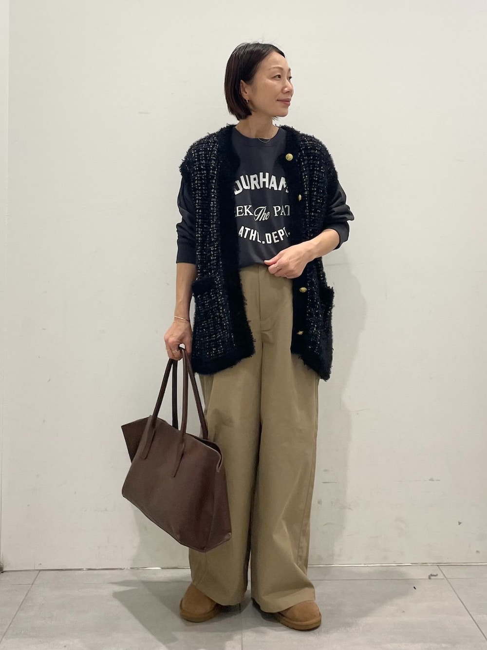 ブルー系のデニムジャケット、ベージュ系のその他パンツ、ブラック系のTシャツ/カットソーを着用したレディースの秋コーディネートの10枚目の写真