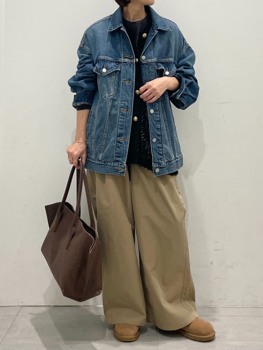 ブルー系のデニムジャケット、ベージュ系のその他パンツ、ブラック系のTシャツ/カットソーを着用したレディースの秋コーディネートの8枚目の写真