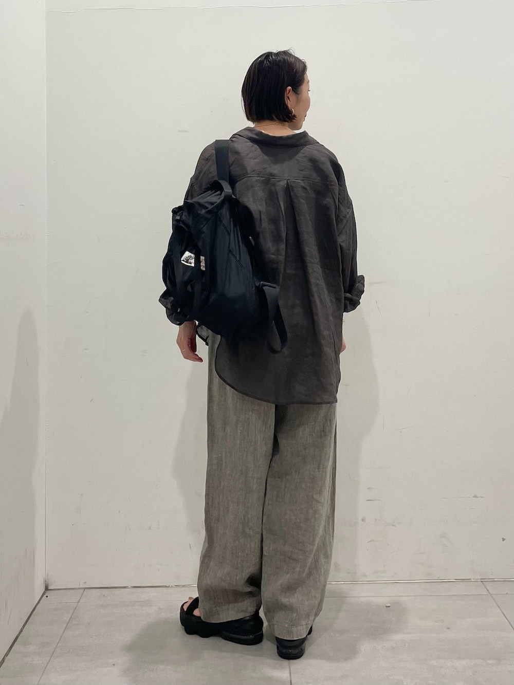 ブラウン系のその他パンツ、グレー系のシャツ/ブラウス、グレー系のシャツ/ブラウスを着用したレディースの夏コーディネートの9枚目の写真