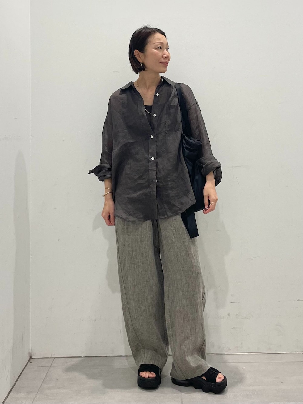 ブラウン系のその他パンツ、グレー系のシャツ/ブラウス、グレー系のシャツ/ブラウスを着用したレディースの夏コーディネートの6枚目の写真