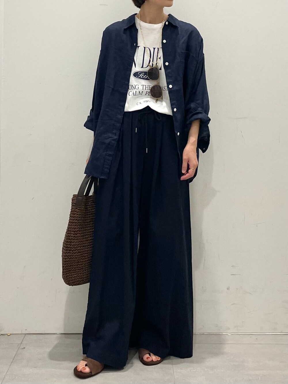 ブルー系のその他パンツ、ブルー系のシャツ/ブラウス、ホワイト系のTシャツ/カットソーを着用したレディースの春コーディネートの6枚目の写真