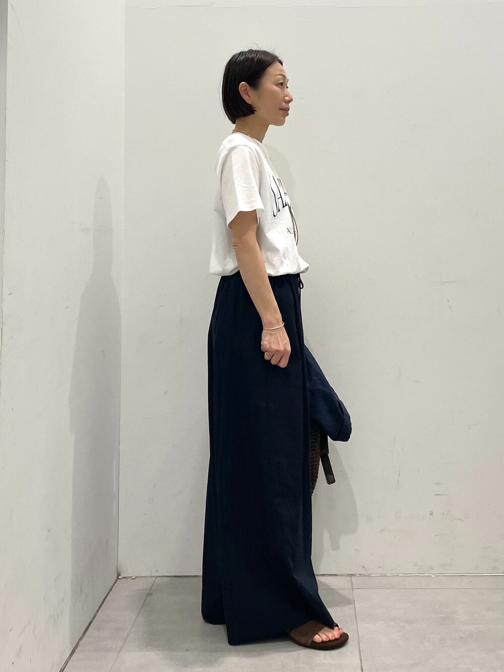 ブルー系のその他パンツ、ブルー系のシャツ/ブラウス、ホワイト系のTシャツ/カットソーを着用したレディースの春コーディネートの9枚目の写真
