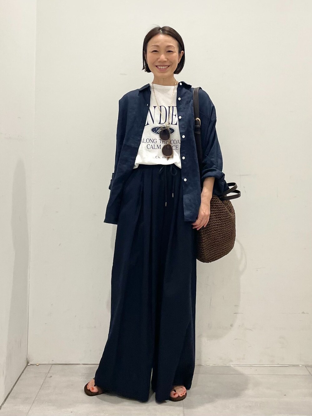 ブルー系のその他パンツ、ブルー系のシャツ/ブラウス、ホワイト系のTシャツ/カットソーを着用したレディースの春コーディネートの3枚目の写真