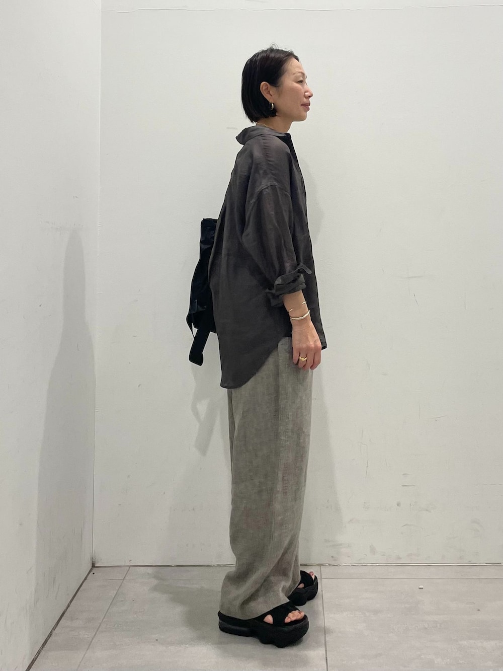 ブラウン系のその他パンツ、グレー系のシャツ/ブラウス、グレー系のシャツ/ブラウスを着用したレディースの夏コーディネートの8枚目の写真
