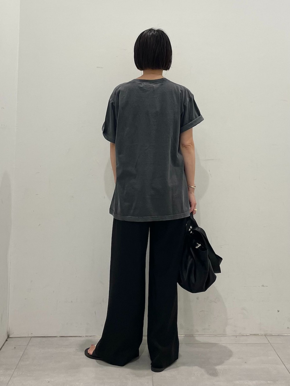 ブラック系のその他パンツ、ブラック系のTシャツ/カットソー、ブラック系のトートバッグを着用したレディースの夏コーディネートの8枚目の写真