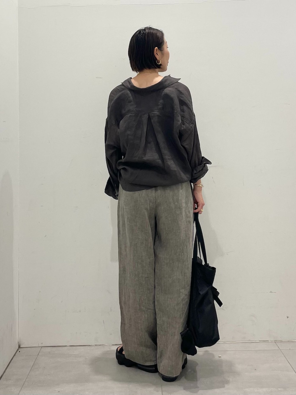 ブラウン系のその他パンツ、グレー系のシャツ/ブラウス、グレー系のシャツ/ブラウスを着用したレディースの夏コーディネートの4枚目の写真