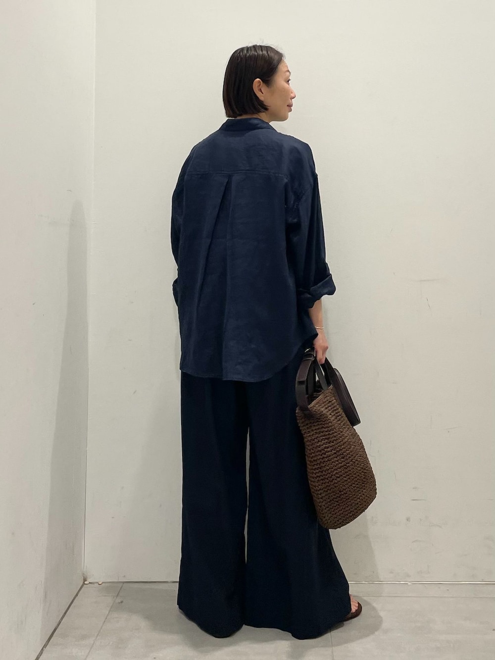 ブルー系のその他パンツ、ブルー系のシャツ/ブラウス、ホワイト系のTシャツ/カットソーを着用したレディースの春コーディネートの5枚目の写真