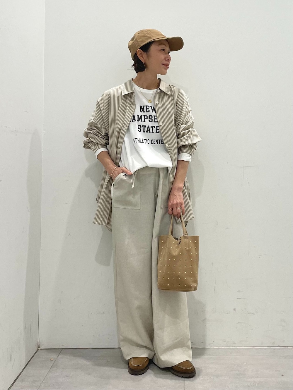 ベージュ系のその他パンツ、ベージュ系のシャツ/ブラウス、ホワイト系のTシャツ/カットソーを着用したレディースの春コーディネートの4枚目の写真