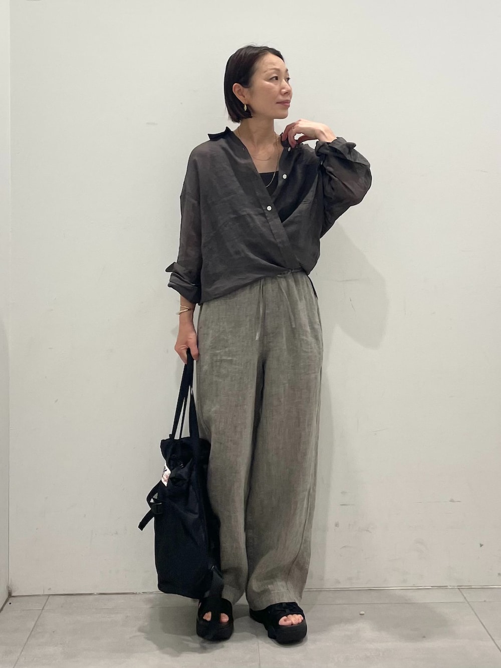 ブラウン系のその他パンツ、グレー系のシャツ/ブラウス、グレー系のシャツ/ブラウスを着用したレディースの夏コーディネートの2枚目の写真