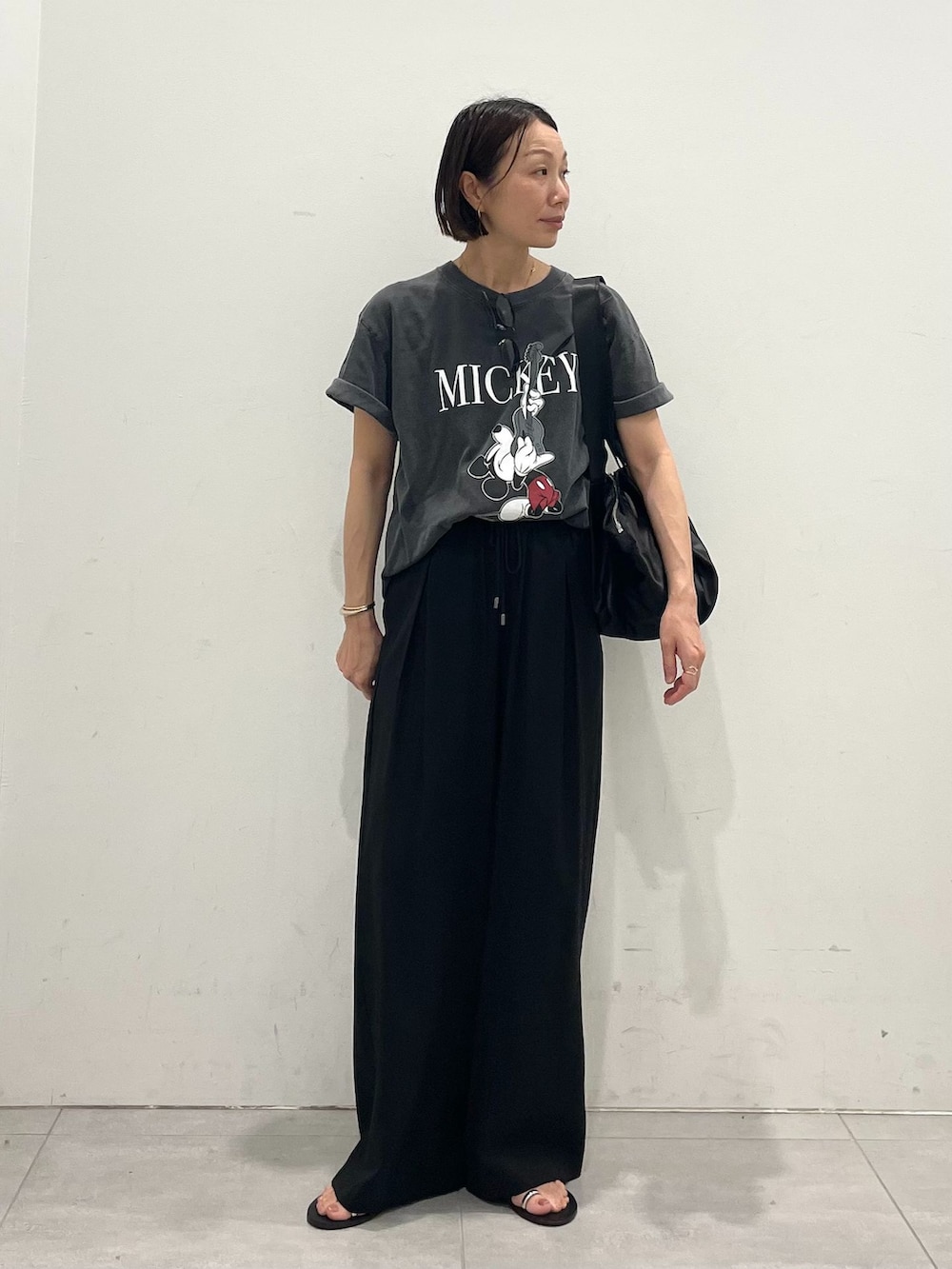 ブラック系のその他パンツ、ブラック系のTシャツ/カットソー、ブラック系のトートバッグを着用したレディースの夏コーディネートの4枚目の写真