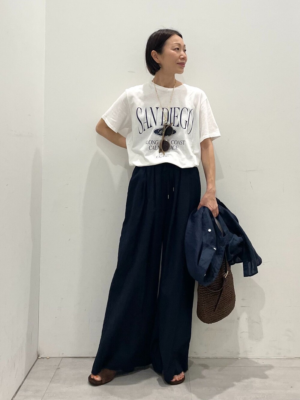 ブルー系のその他パンツ、ブルー系のシャツ/ブラウス、ホワイト系のTシャツ/カットソーを着用したレディースの春コーディネートの8枚目の写真