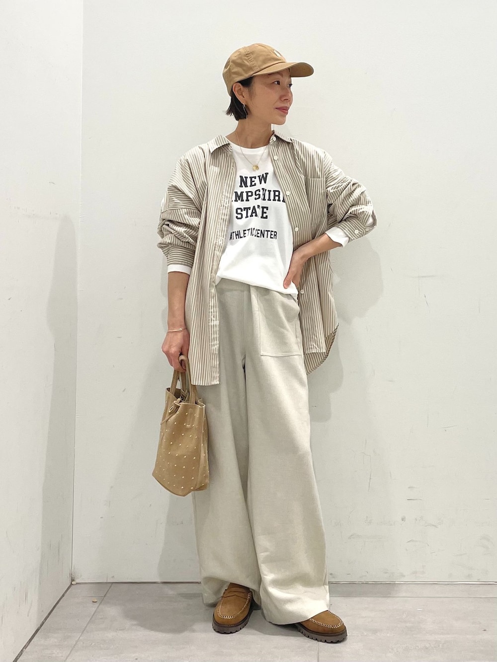 ベージュ系のその他パンツ、ベージュ系のシャツ/ブラウス、ホワイト系のTシャツ/カットソーを着用したレディースの春コーディネートの5枚目の写真