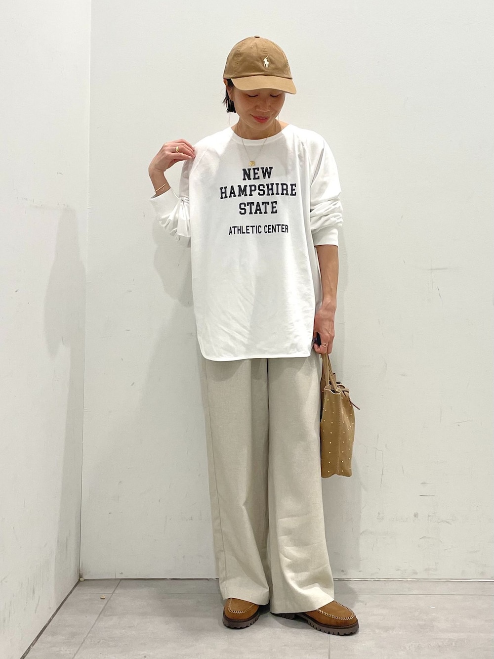 ベージュ系のその他パンツ、ベージュ系のシャツ/ブラウス、ホワイト系のTシャツ/カットソーを着用したレディースの春コーディネートの2枚目の写真